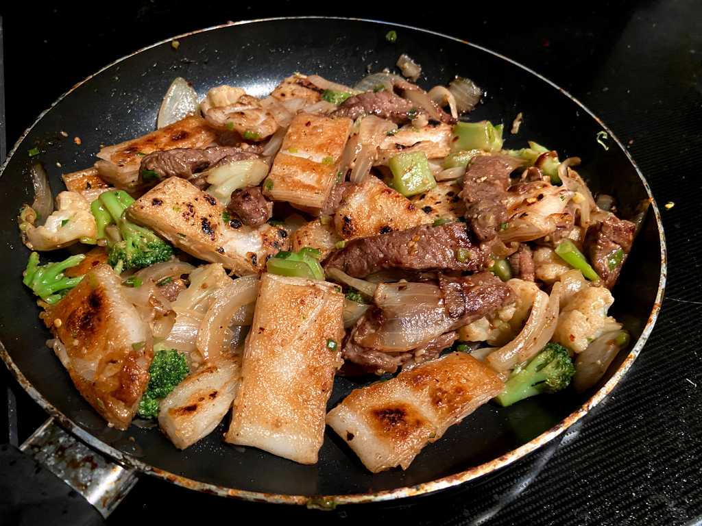 Pan with rice noodles and beef