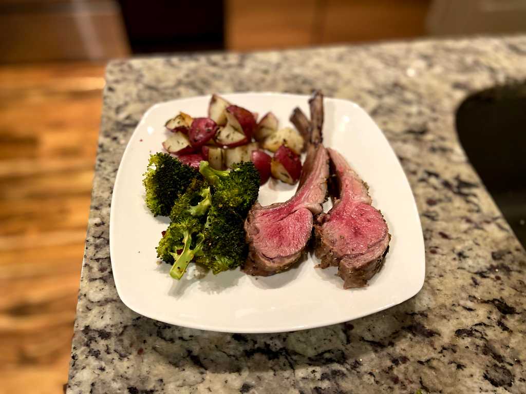 Lamb chops with potatoes and broccoli